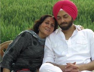 ਗੁਲਾਬੀ ਪੱਗ ਬੰਨ੍ਹ ਮਾਂ ਪ੍ਰਕਾਸ਼ ਕੌਰ ਨਾਲ ਬੌਬੀ ਦਿਓਲ ਨੇ ਸ਼ੇਅਰ ਕੀਤੀਆਂ ਤਸਵੀਰਾਂ, ਮਿਲਿਆ ਭਰਵਾਂ ਪਿਆਰ