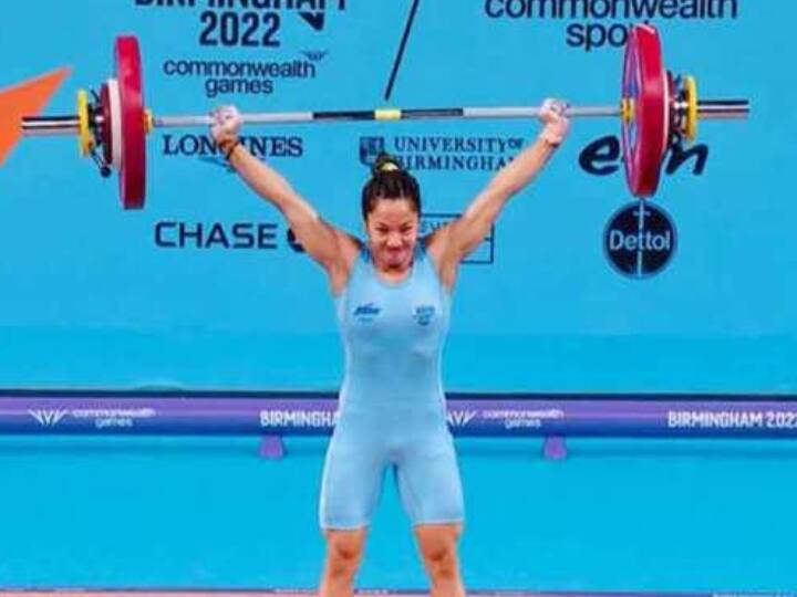 commonwealth 2022: mirabai chanu gifted shoes to bindyarani devi while weightlifting training CWG 2022: મીરાબાઇ ચાનૂએ જેને ગિફ્ટ આપ્યા લિફ્ટિંગ શૂઝ, તેને જ રેકોર્ડની બરાબરી કરીને જીત્યુ સિલ્વર મેડલ, વાંચો રસપ્રદ કિસ્સો