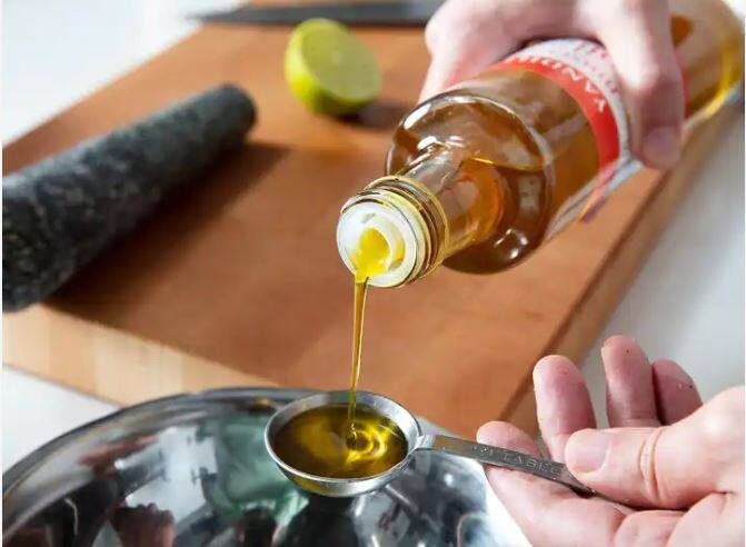 mustard oil price update on 6 july 2022 edible oil news mustard oil price 1kg Edible Oil: अच्छी खबर! जल्द 10 रुपये सस्ता हो जाएगा खाने वाला तेल, चेक करें 1 लीटर सरसों तेल का भाव