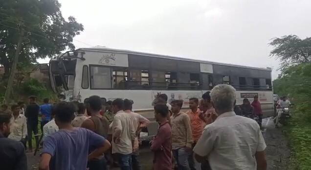 ગુજરાતમાં બેફામ દોડતા વાહનોના કારણે અકસ્માતોની સંખ્યા વધી રહી છે. દાહોદમાં એસટી બસ અને ખાનગી ટ્રાવેલ્સ વચ્ચે અકસ્માત સર્જાયો હતો.