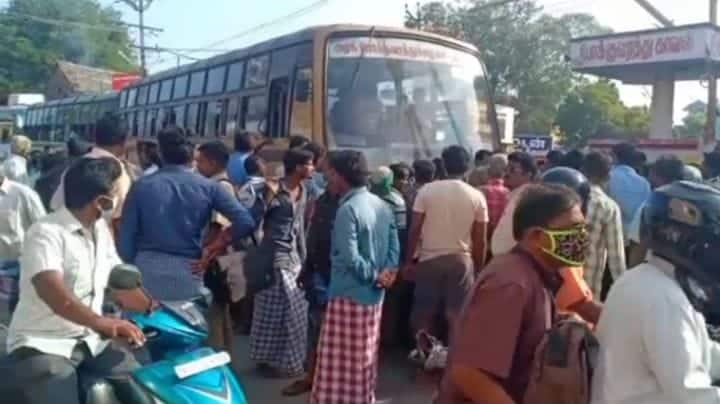 Drivers-conductors are protesting by stopping government buses on the road in Trichy திருச்சியில் அரசு பஸ்களை சாலையில் நிறுத்தி டிரைவர்கள், கண்டக்டர்கள் போராட்டம்