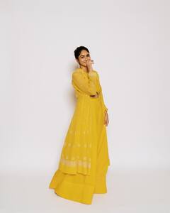 Mrunal Thakur Pics: येलो आउटफिट में गज़ब के कातिलाना पोज़ देती दिखीं मृणाल ठाकुर, लाइट मेकअप लुक में भी लगीं बला की खूबसूरत