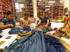 Ulhasnagar : उल्हासनगरात मिळतेय अवघ्या २५ रुपयात साडी! साड्या घेण्यासाठी महिलांची मोठी गर्दी