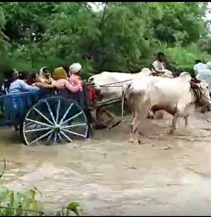 जीव धोक्यात घालून शेतकऱ्यांचा पुराच्या पाण्यातून प्रवास