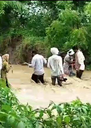 बीडमध्ये पुराच्या पाण्यातून शेतकऱ्यांसह जीवघेणा प्रवास