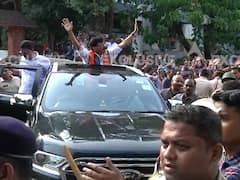 ED Detain Sanjay Raut : गळ्यात भगवा गमछा, हातवारे करत दाखवला आत्मविश्वास, ईडीने ताब्यात घेतल्यानंतर राऊतांची प्रतिक्रिया