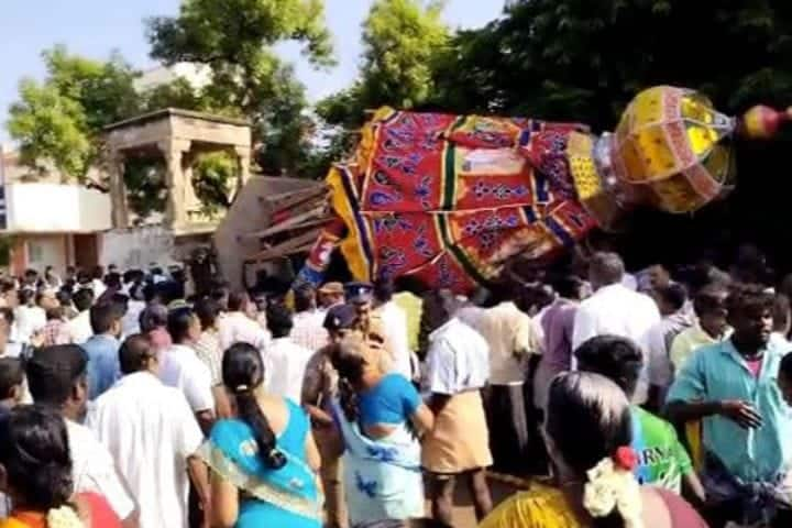 Temple chariot overturns in Pudukottai  10 devotees injured. புதுக்கோட்டை: கோயில் தேர் கவிழ்ந்து விபத்து: 10 பக்தர்கள் காயம்