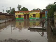 Sonbhadra News: नौनिहालों के भविष्य के साथ हो रहा खिलवाड़, स्कूल में पानी भरने से पढ़ाई हुई बाधित