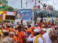 Watch: मुरादाबाद में मुस्लिम समुदाय ने पेश की भाईचारे की मिसाल, कांवड़ियों पर बरसाए फूल, देखें वीडियो