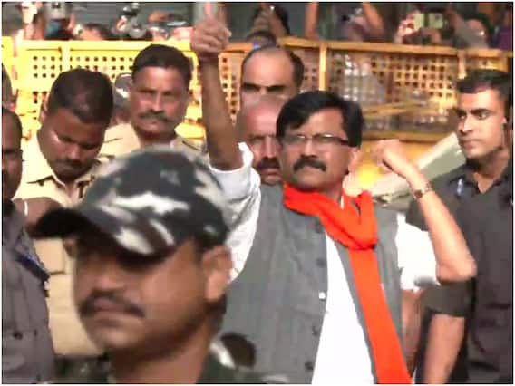 Sanjay Raut Detained: इस अंदाज में ईडी दफ्तर पहुंचे संजय राउत, तस्वीरों में देखिए हिरासत के वक्त कैसे थे हाव-भाव