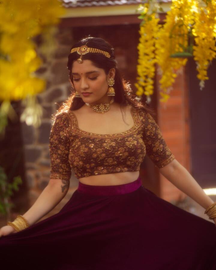 நிலவாய் உருமாறி நிற்கிறாய்