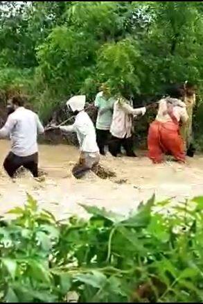 पुराच्या पाण्यातून बैलगाडीसह शेतकऱ्यांचा प्रवास