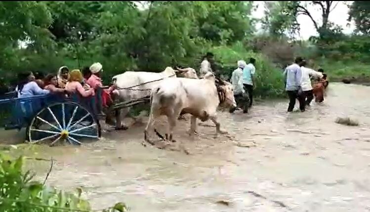 Beed Rain : बीड जिल्ह्यात मुसळधार पाऊस, पुराच्या पाण्यातून शेतकऱ्यांसह मजुरांचा जीवघेणा प्रवास 