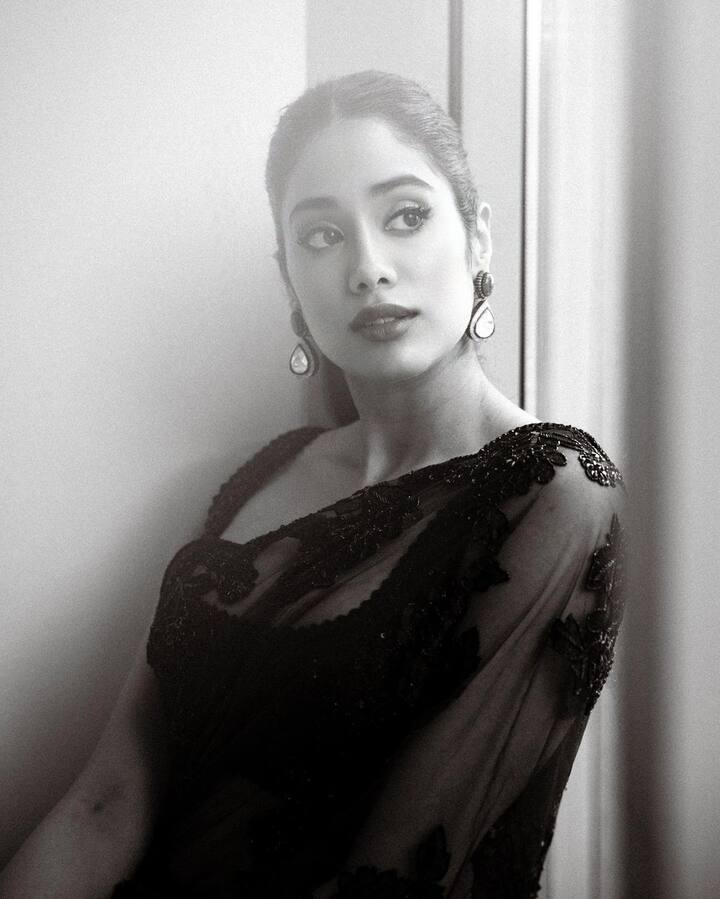जान्हवीकडे सध्या अनेक चित्रपट रांगेत आहेत. तिला पडद्यावर पाहण्यासाठी चाहते नेहमीच उत्सुक असतात. यामुळेच अभिनेत्रीला एकापाठोपाठ एक अनेक चित्रपटांच्या ऑफर्स येत असतात. (फोटो सौजन्य : janhvikapoor/इंस्टाग्राम)