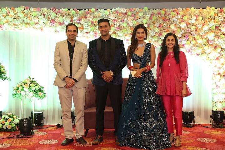 इसके साथ ही पायल रोहतगी और संग्राम सिंह की इस शानदार रिसेप्शन पार्टी में उनके कई रिश्तेदार और करीबी लोगों का भी जमावड़ा लगा रहा था.