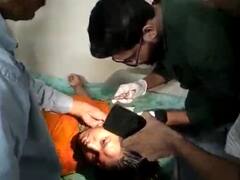 Bundelkhand News: महोबा में सड़क हादसे में घायल छात्राओं का अंधेरे में इलाज, मोबाइल टॉर्च की रोशनी में लगाए गए टांके