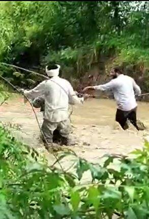 बीड तालुक्यातील केसापूर येथील एका ओढ्याला आला पूर