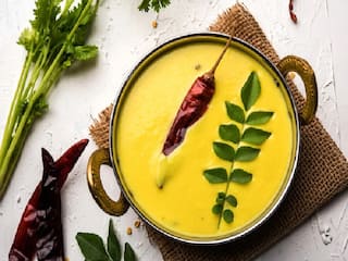Rajasthani Kadhi: बेसन की कढ़ी में लगाएं राजस्थानी तड़का, कढ़ी का स्वाद किसी जलसे से कम नहीं होगा