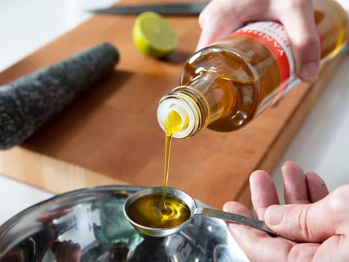 Mustard Oil Price: बड़ी खुशखबरी! 30 रुपये सस्ता मिल रहा सरसों का तेल, फटाफट चेक करें क्या है लेटेस्ट भाव?