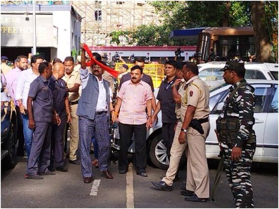 Sanjay Raut Detained: इस अंदाज में ईडी दफ्तर पहुंचे संजय राउत, तस्वीरों में देखिए हिरासत के वक्त कैसे थे हाव-भाव