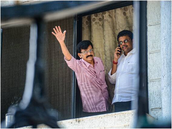 Sanjay Raut Detained: इस अंदाज में ईडी दफ्तर पहुंचे संजय राउत, तस्वीरों में देखिए हिरासत के वक्त कैसे थे हाव-भाव