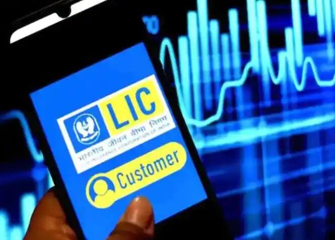 LIC પ્રીમિયમ જમા કરવા માટે તમારે LICની સત્તાવાર વેબસાઇટ www.licindia.in પર ક્લિક કરવું પડશે. અહીં તમને પે ડાયરેક્ટનો વિકલ્પ દેખાશે તેના પર ક્લિક કરો. તે પછી તમે Please Select વિકલ્પ પર ક્લિક કરો. તમારી સામે એક નવું પેજ ખુલશે જેના પર પ્રીમિયમ પેમેન્ટ પસંદ કરવાનું રહેશે. બાદમાં Proceed પર ક્લિક કરો. આ પછી પોલિસી નંબર દાખલ કરો અને પ્રીમિયમ જમા કરો.