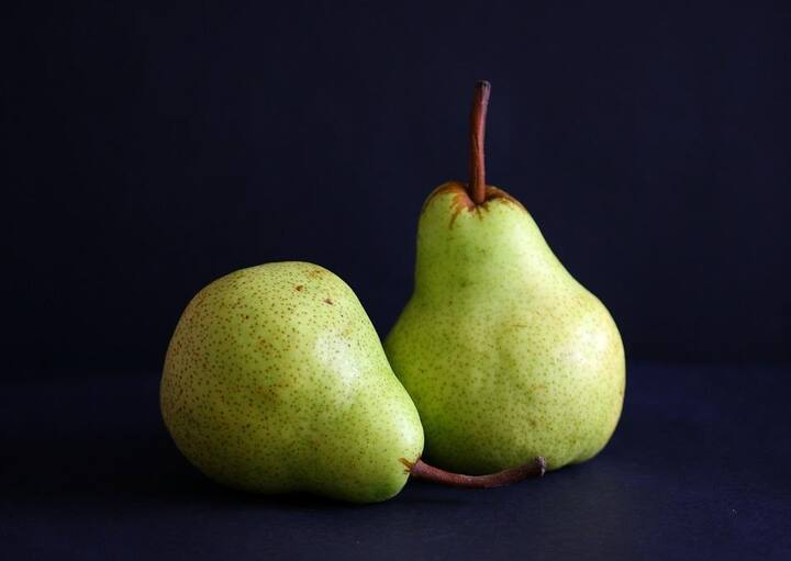 নাসপাতি (Pear)। আমাদের আশেপাশে দোকানে বাজারে পাওয়া যায় প্রচুর পরিমাণে। রসালো একটি ফল।