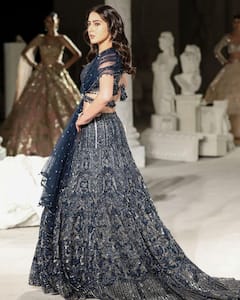 Sara Ali Khan Photos: ஹே சக்க சக்களத்தி நிலவே வா...ஜொலிக்கும் உடையில் நடிகை சாரா அலி கான் போட்டோஸ்!