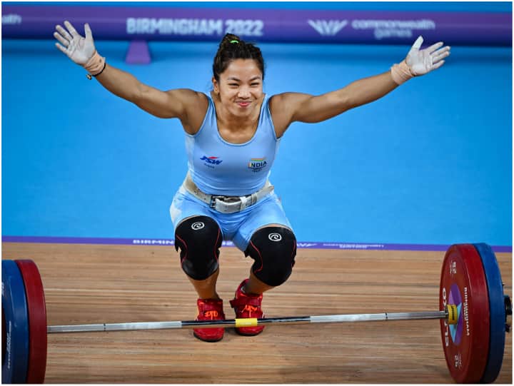 Weightlifter Mirabai Chanu lands India the first gold medal in the CommonwealthGames2022 know all about her Mirabai Chanu: 'लकड़ियों के गट्ठर से गोल्ड तक का सफर', जानिए Golden girl मे कब-कब देश का सीना गर्व से किया चौड़ा