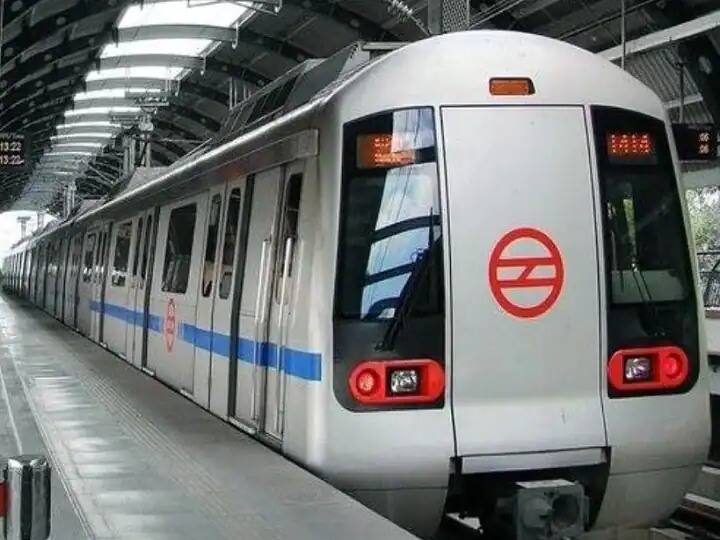 Delhi metro running More than five lakh vehicles removed from the roads Delhi News: मेट्रो चलने से सड़कों से दूर हुए पांच लाख से ज्यादा वाहन, प्रदूषण और जाम में भी आई कमी- रिपोर्ट