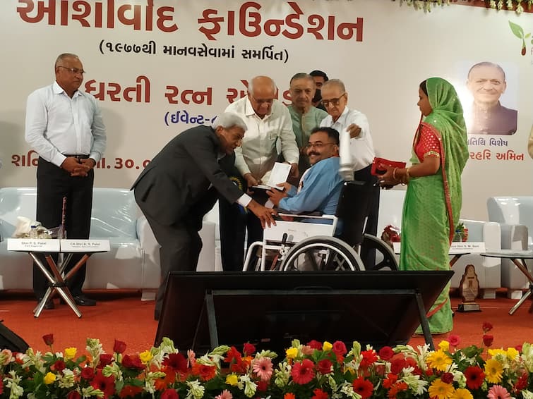 Ashirvad Foundation felicitates 11 selfless workers with Dharti Ratna Award Ahmedabad: આશીર્વાદ ફાઉન્ડેશન દ્વારા 11 ધરતી રત્નોને પુરસ્કૃત કરવામાં આવ્યા