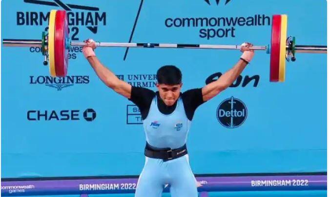 CWG 2022: Sad to not win gold, but won't let Papa sit at paan shop now: Silver medalist Sanket Sargar CWG 2022: ਗੋਲਡ ਨਾ ਜਿੱਤਣ 'ਤੇ ਦੁਖੀ ਹਾਂ ਪਰ ਪਾਪਾ ਨੂੰ ਹੁਣ ਪਾਨ ਦੀ ਦੁਕਾਨ 'ਤੇ ਨਹੀਂ ਬੈਠਣ ਦਿਆਂਗਾ : ਚਾਂਦੀ ਦਾ ਤਗਮਾ ਜੇਤੂ ਸੰਕੇਤ ਸਰਗਰ