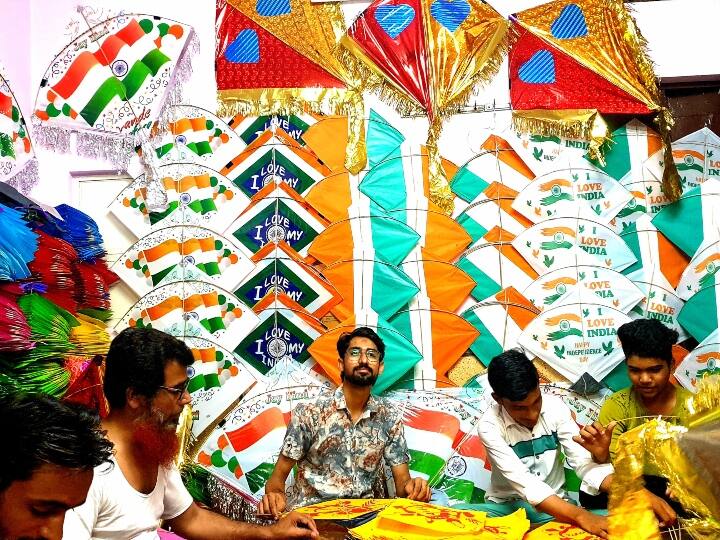 Azadi Ka Amrit Mahotsav boom kites in market tricolor kites made in Rajasthan ANN Azadi Ka Amrit Mahotsav: आजादी के अमृत महोत्सव पर पतंगों के बाजार में धूम, जमकर हो रही खरीदारी
