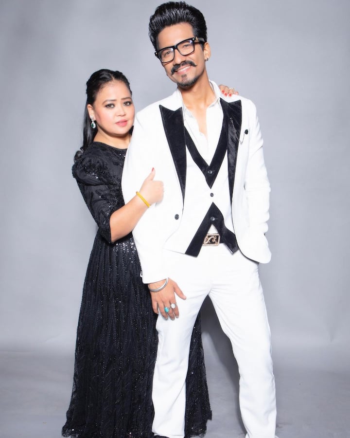 तस्वीरों में भारती हर्ष को पीछे से गले लगाती दिख रही हैं तो कभी उनसे छिपती हुई. ये टीवी का ये हॉट कपल बेहद क्यूट लग रहा है.