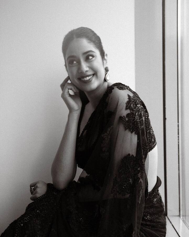 यावेळी जान्हवीने देसी लूकमध्ये फोटोशूट केले आहे. येथे ती नेट एम्ब्रॉयडरी असलेली साडी नेसलेली दिसत आहे. यासाठी तिने कानात डायमंडचे झुमके घातले आहेत आणि हलका मेकअप केला आहे.(फोटो सौजन्य : janhvikapoor/इंस्टाग्राम)