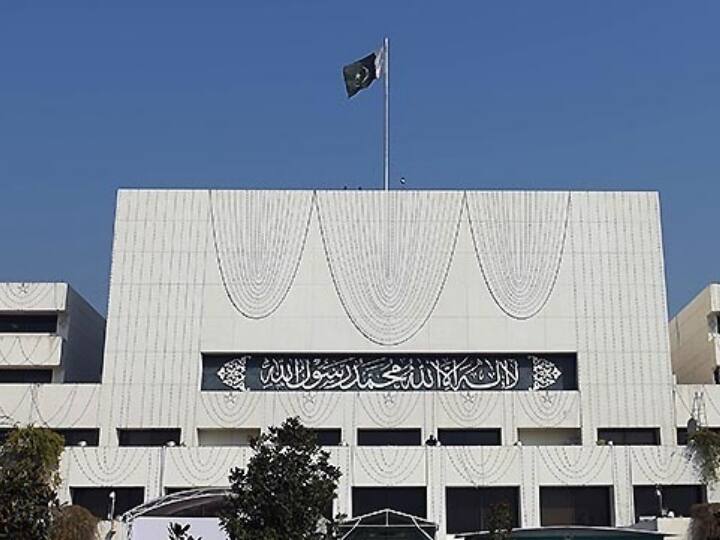 Cockroaches found in the food of Pakistani Parliament House, two cafeteria seals