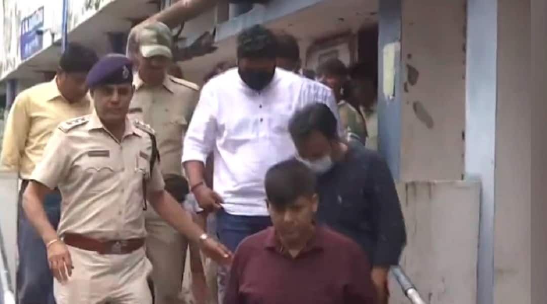 Howrah Cash Row: झारखंड के निलंबित विधायकों को 10 दिन की पुलिस रिमांड, कैश के साथ हावड़ा में हुए थे गिरफ्तार howrah district court 3 jharkhand mlas sent on police remand for 10 days Howrah Cash Row: झारखंड के निलंबित विधायकों को 10 दिन की पुलिस रिमांड, कैश के साथ हावड़ा में हुए थे गिरफ्तार