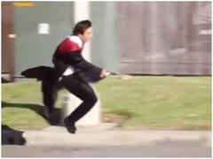 Harry Potter की तरह हवा में उड़ता है ये शख्स! वीडियो देख समझ जाएंगे तरकीब