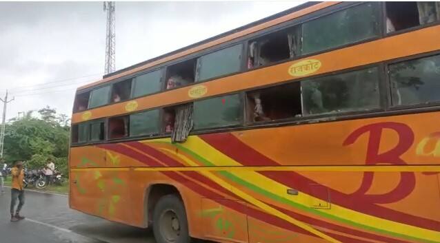 ઝાલોદ - સંતરામપુર હાઈવે ઉપર ઝાલોદ ના વેલ્પુરા નજીક  ખાનગી બસ અને લકઝરી બસ વચ્ચે સર્જાયેલા અકસ્માતમાં 15 જેટલા મુસાફરો ઈજાગ્રસ્ત થયા હતા.