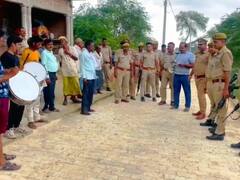 Auraiya News: औरैया पुलिस ने चार अपराधियों के घर के बाहर बजवाए ढोल, जिला छोड़ने की दी चेतावनी
