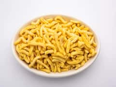 Kitchen Tips: चाय के साथ स्नैक्स में सर्व करें घर की बनी 'बेसन की भुजिया', जानें इसकी आसान रेसिपी