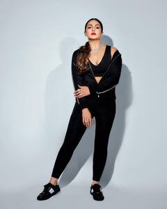 Huma Qureshi : બ્લેક આઉટફિટમાં હુમા કુરેશીનો ગ્લેમરસ અંદાજ, જુઓ Photos