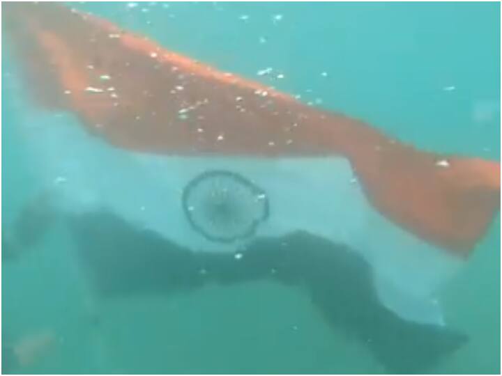 Indian cost guard hoist flag underwater har ghar tiranga campaign video viral on social media Har Ghar Tiranga: भारतीय तटरक्षक बलों ने अनोखे अंदाज में फहराया तिरंगा, वीडियो देख गर्व से चौड़ा हो जाएगा सीना