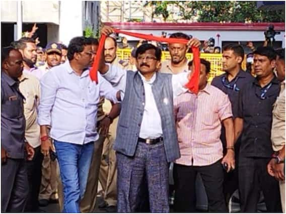 Sanjay Raut Detained: इस अंदाज में ईडी दफ्तर पहुंचे संजय राउत, तस्वीरों में देखिए हिरासत के वक्त कैसे थे हाव-भाव