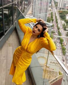 Shama Sikander ने मोनोकिनी पहन स्विमिंग पूल में दिया कातिलाना पोज, लोग बोले- उन्हें कोई हरा नहीं सकता