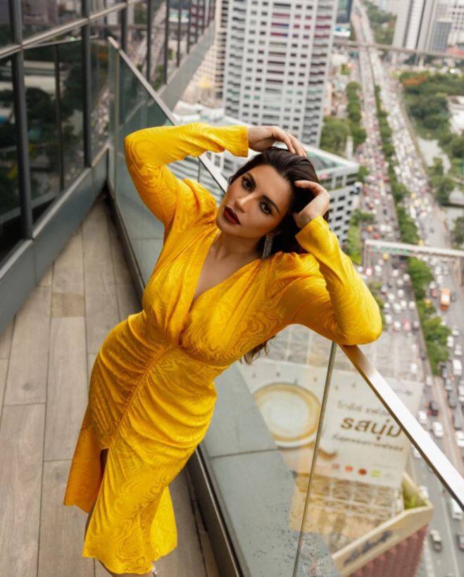 शमा सिकंदर अक्सर सोशल मीडिया पर अपनी तस्वीरें शेयर करती रहती हैं और एक बार उनकी कातिलाना अदाओं ने फैंस को दीवाना बना दिया है.