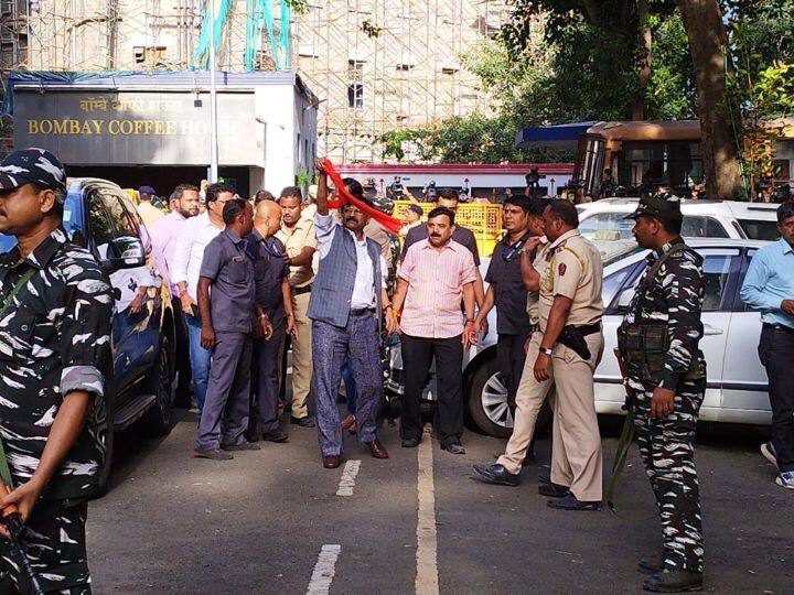 राऊत म्हणाले आहेत की, ''सर्वाना नाहीत आहे माझ्याविरोधात खोटं प्रकरण लावण्यात आलं आहे. माझा आवाज दाबण्याचा प्रयत्न केला जात आहे. मात्र मी शिवसेना सोडणार नाही आणि महाराष्ट्राशी बेईमानी करणार नाही.'' ते म्हणाले, ''ईडी मला अटक करणार आहे. मी अटक करून घेणार आहे.''
