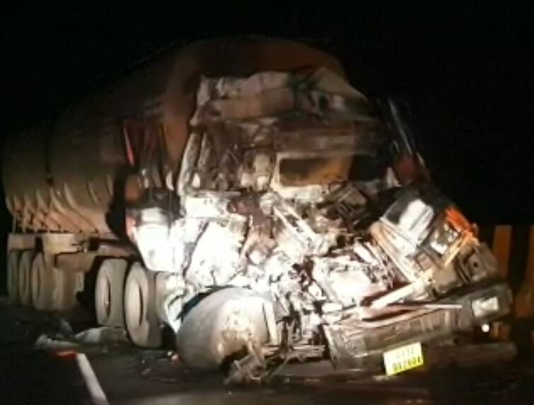 An accident between tanker and container, the driver died Dahod: તેલ ભરેલા ટેન્કરમાં અકસ્માત બાદ લાગી આગ, ડ્રાઈવર જીવતો ભુંજાયો