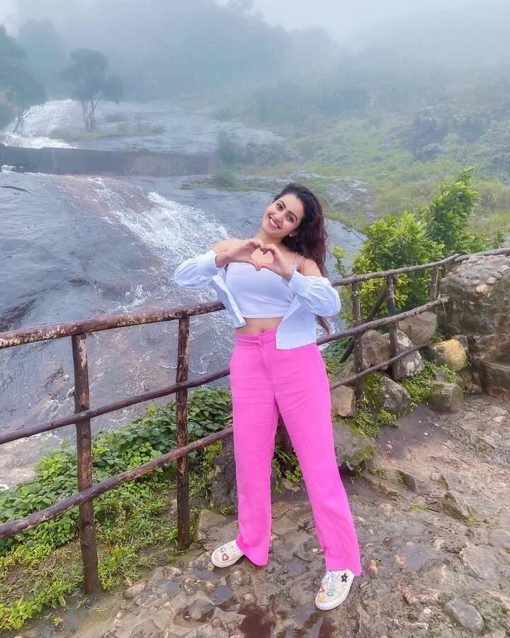 అందమైన జలపాతం పక్కన అంతకన్నా అందమైన అమ్మాయి నిల్చునే సరికి ‘జలజలజలపాతం నువ్వు’ అంటూ పాటలు అందుకున్నారు కుర్రాళ్లు. -Image Credit:Deepika Pilli/Instagram