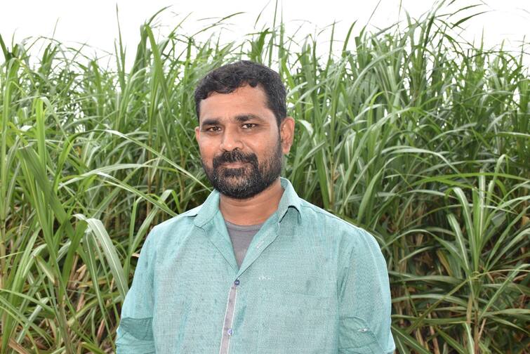 Natural Farming: Surat district's this farmer done natural farming and creates jobs for 12 people Natural Farming: સુરતનો આ ખેડૂત કરે છે ઘન જીવામૃતનું વેચાણ, લીધી છે અનોખી પ્રતિજ્ઞા